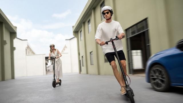 <b>Xiaomi Electric Scooter 4 Pro disponibil în România; Iată ce aduce cea mai noua trotinetă electrică din portofoliul companiei</b>Xiaomi a anunțat recent disponibilitatea unei noi trotinete electrice de top în România - Xiaomi Electric Scooter 4 Pro. Testam varianta Scooter 3 în toamna anului trecut, un model de oraș, cu o construcție robustă și ușor de folosit. De această dată