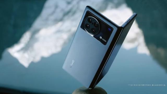 <b>vivo X Fold+ 5G, noul pliabil vivo apare în fotografii de la o autoritate de certificare (TENAA)</b>Chiar dacă vivo nu a adus primul său pliabil în Europa sunt totuşi şanse să îl vedem pe vivo X Fold+ 5G sosind pe Bătrânul Continent. Nu de alta, dar compania se tot extinde şi are în faţă un final de an în care va fi sponsor important al FIFA World
