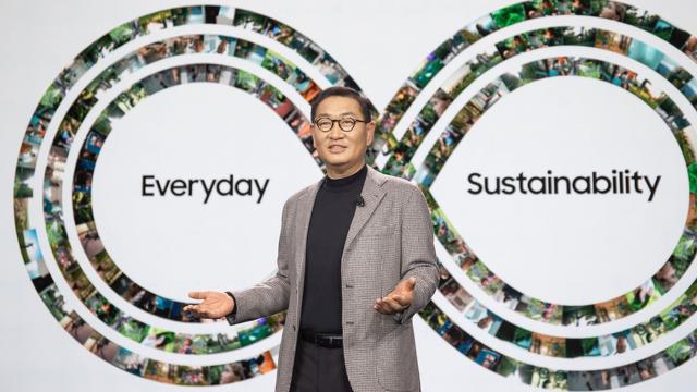 <b>Samsung anunţă o strategie de mediu pentru a combate schimbările climatice: energie regenerabilă, zero emisii până în 2050</b>Samsung îşi continuă evoluţia spre o companie cu zero emisii, anunţând o serie de iniţiative eco-friendly. Ele vin după ce la IFA 2022 a anunţat că va implementa funcţii de economisire de energie pe maşinile sale de spălat şi alte electrocasnice