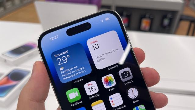 <b>Dynamic Island se va extinde pe toată seria iPhone 15, dar numai variantele Pro vor avea display-uri 120Hz</b>Una dintre marile noutăți în cazul lui iPhone 14 Pro este renunțarea la notch-ul din zona superioară a ecranului în favoarea unui decupaj pilulă pe care Apple l-a și botezat "Dynamic Island". Această insulă dinamică devine un centru de control 
