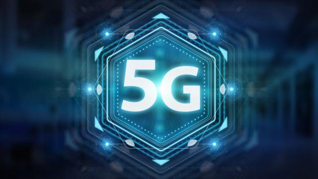 <b>Licitaţia 5G a început în sfârşit în România după 3 ani de amânări; 700 de milioane de euro va încasa statul român</b>Am acoperit în repetate rânduri subiectul licitaţiei pentru spectrul 5G în România, în special întârzierile provocate de legislaţie şi incompatibilitatea unora dintre companiile tech cu diferite cerinţe internaţionale. Azi aflăm că a luat startul