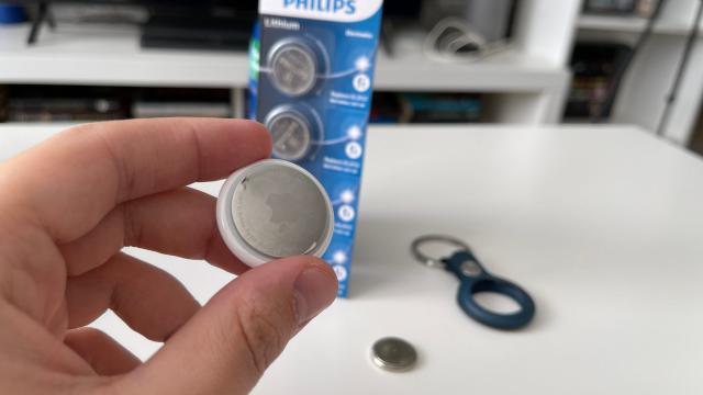 <b>Ce baterie trebuie să cumperi pentru Apple AirTag și cum se înlocuiește cea descărcată cu una nouă? (Tutorial video)</b>Anul trecut, mai precis la data de 23 aprilie pe piață debuta Apple AirTag, un mic dispozitiv de tracking sub forma unui puc pe care gigantul din Cupertino îl punea în vânzare pe 30 aprilie. Dacă nu mă înșel, ajungea și la noi rapid