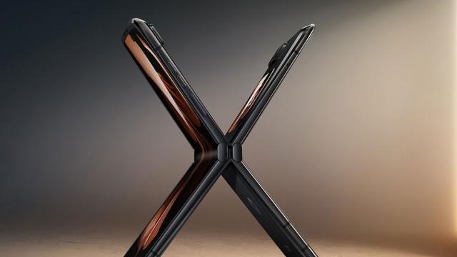 <b>Pliabilul Motorola RAZR 2022 ar putea sosi la nivel global curând; Rivalul modelelor cu clapetă apare în fotografii oficiale</b>Motorola lansa luna trecută un nou telefon pliabil. Este vorba despre RAZR 2022, model cu clapetă ce pare că se lasă așteptat. Compania a anunțat în Europa mai multe smartphone-uri recent, dar acest model pare să fi fost lăsat pe dinafară pentru moment