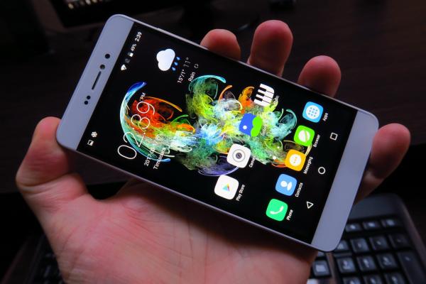 Bluboo Picasso 4G: Display 2.5D rezonabil, fără gremlini