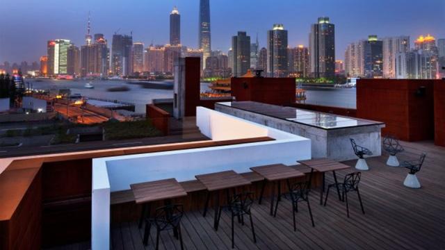 <b>Microsoft promite să ne arate viitorul pe 23 mai, la un eveniment organizat în Shanghai; Ar putea debuta Surface Pro 5</b>Data de 23 mai ar fi data la care cei de la Microsoft ne vor arăta viitorul. Aflăm că în această zi compania IT va organiza un eveniment de presă special, unul unde am putea vedea lansată tableta hibrid Microsoft Surface Pro 5, sau poate chiar un alt 