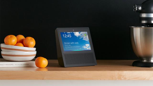 <b>Amazon Echo Show e anunţat oficial - un nou difuzor smart, acum cu display touch, cameră frontală şi preţ de 230 dolari</b>Nici nu apăruseră bine primele scăpări pentru noul Amazon Echo şi deja produsul a fost anunţat oficial. Numele său este Amazon Echo Show şi avem practic de-a face cu un hibrid între Amazon Echo şi o tabletă, dacă vreţi. Costă 230 de dolari şi livrările..