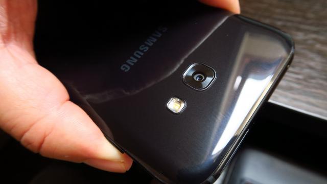 <b>Turul Magazinelor #198: cameră specială de pescuit, Samsung Galaxy A5 (2017) la ofertă, oglindă retrovizoare smart</b>După ce ne-am reîncărcat bateriile în weekend este momentul pentru o nouă serie de reduceri din Turul Magazinelor. Pentru voi am adunat astăzi 5 produse interesante, de la un smartphone de an 2017 la preț special și până la o oglindă retrovizoare smart