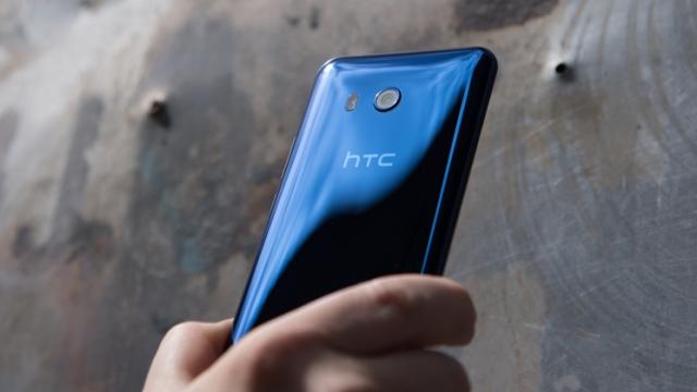 <b>HTC U11 este anunțat oficial; flagship-ul taiwanezilor inaugurează o modalitate inedită de interacțiune pe bază de gesturi "squeeze"</b>În cadrul unui eveniment de presă ce tocmai a luat sfârșit cei de la HTC au prezentat flagship-ul U11, terminal cu dotări de top ce inaugurează o tehnologie inedită de interacțiune. Folosind senzori de presiune integrați în rama telefonului, taiwanezii