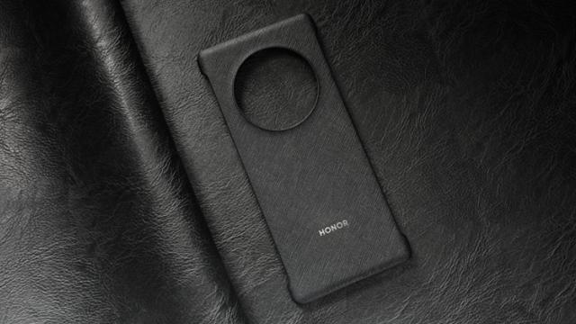 <b>Honor Magic 3 își prezintă husa într-o fotografie oficială, cu decupaj circular uriaș pentru camera foto din spate</b>Luna august va fi la fel de bogată în lansări smartphone precum se întâmplă acum la mijloc de vară, iar pe lângă Galaxy Z Flip 3 sau Z Fold 3, vom avea parte și de lansarea lui Honor Magic 3. După câteva leak-uri și teasere 