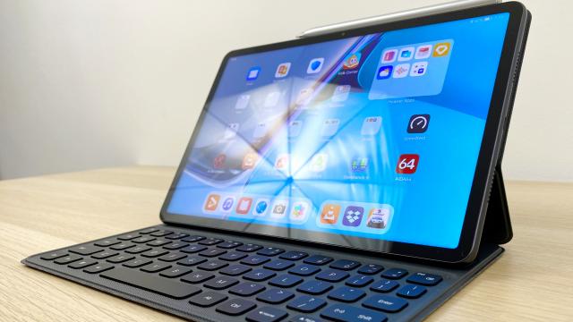 <b>Huawei MatePad 11 review detaliat în limba română (Evaluare Mobilissimo)</b>Huawei a prezentat la început de vară a lui 2021 cele mai noi produse ale sale, cu accent pe noul sistem de operare HarmonyOS 2.0, etalat pe ceasuri ca Huawei Watch 3 şi 3 Pro, dar şi tablete că Huawei MatePad 11 şi Huawei MatePad Pro (10.8 şi 12.6)
