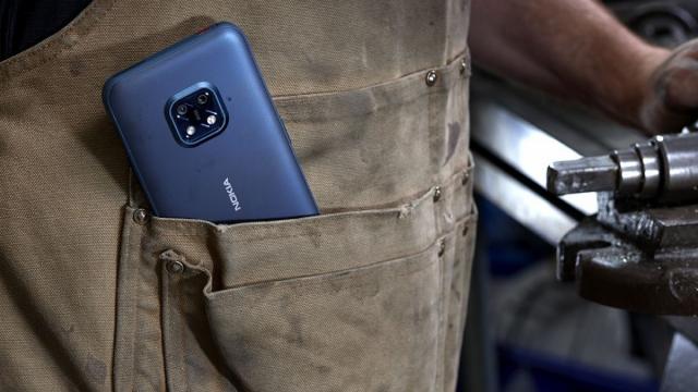 <b>Nokia XR20 este acum oficial; Smartphone 5G robust cu promisiunea a 3 ani de update-uri majore Android și 3 ani garanție</b>Dis-de-dimineață cei de la HMD Global au anunțat lansarea lui Nokia XR20 - un telefon robust cu 5G care nu impresionează doar prin rezistența sa, ci și prin suportul software oferit. Acesta va beneficia de 3 ani update-uri 