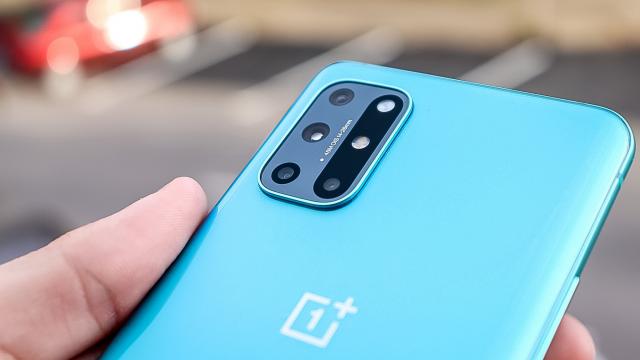 <b>Surpriză pentru noii utilizatori de OnePlus 8T și OnePlus 9R! Loturile actuale sosesc cu memorie RAM mai rapidă, tip LPDDR5</b>OnePlus 8T debuta la sfârșitul anului 2020, iar OnePlus 9R a sosit în luna aprilie a acestui an, fiind un model accesibil din noua serie OnePlus 9. Totuși, ele sunt modele foarte similare, iar dacă ne uităm în lista de specificații observăm că ar trebui