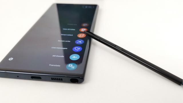 <b>Samsung confirmă pe cale oficială faptul că nu vom avea un nou smartphone Galaxy Note în 2021; Viitorul seriei este incert</b>Deși ni s-a mai comunicat de câteva ori faptul că nu vom avea un smartphone Galaxy Note în acest an, iată că astăzi vine și o confirmare pe cât se poate de oficială a acestei decizii luate de către Samsung