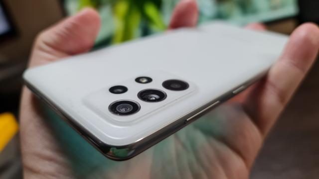 <b>Samsung Galaxy A52s ar putea costa cu 20 euro mai mult decât predecesorul A52 5G</b>La câteva zile distanță de la afișarea în GeekBench, iată că smartphone-ul Samsung Galaxy A52s mai bifează un leak, de această dată unul de ordin financiar prin care aflăm la ce sumă ar putea debuta în Europa