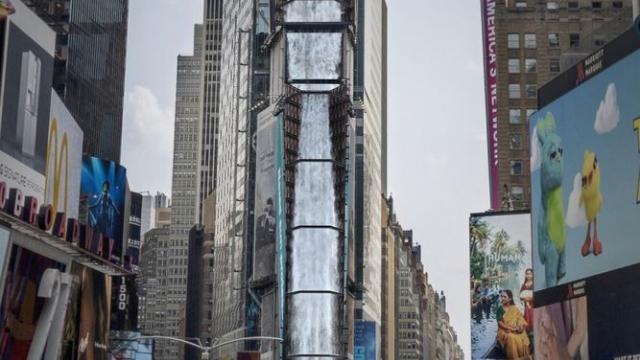<b>Samsung aduce natura în mijlocul New York-ului prin panourile sale Smart LED instalate în Times Square</b>Dacă vi se par impresionante televizoarele de 2 metri pe care le vedeți în unele magazine, ce ați spune despre un panou de peste 102.5 metri? Fix o astfel de instalație a fost pusă la cale de Samsung în mijlocul New York-ului