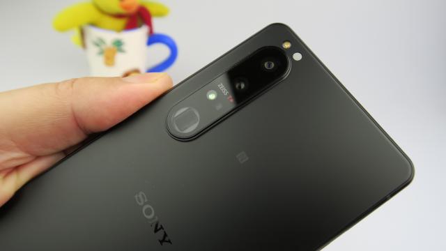 <b>Sony oferă detalii despre disponibilitate telefoanelor Xperia 1 III și Xperia 5 III în România; Iată când încep livrările + oferta de precomandă</b>Deși au trecut mai bine de 3 luni de la anunțul telefoanelor Xperia 1 III și Xperia 5 III, în continuare acestea lipsesc de pe rafturile magazinelor nu doar din România ci și din alte țări la nivel global. Astăzi primim totuși 