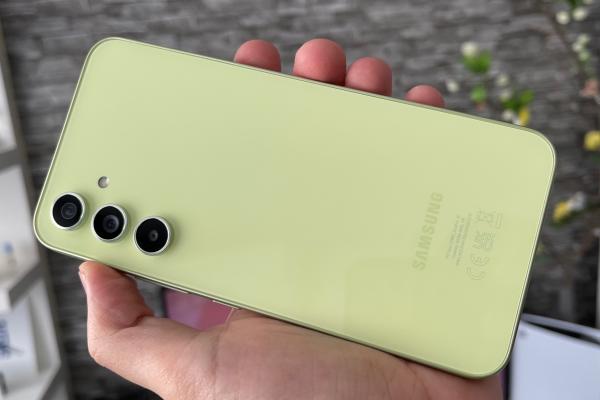 Samsung Galaxy A54: Un design familar, cu influențe de la flagship-ul S23 și acum cu sticlă în spate