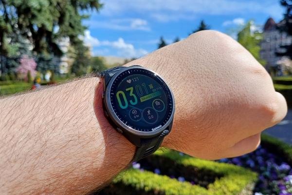 Prezentare Garmin Forerunner 965 - Smartwatch de top pentru sportivi, cu o autonomie remarcabilă, de până la 23 de zile