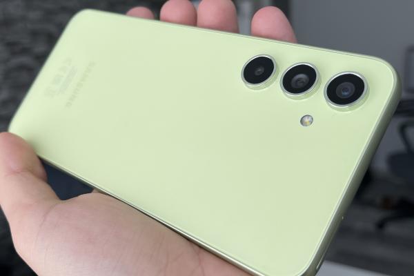 Samsung Galaxy A54: Revenim la o cameră triplă care livrează un Night Mode "magic", selfie-uri și capturi wide de admirat pe orice ecran 