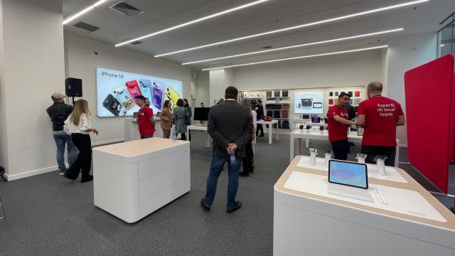 <b>iSTYLE a deschis primul magazin Apple Premium Partner din România, cu premii, concert live și peste 1000 de persoane la evenimentul inaugurării</b>După cum bine știți, pe data de 6 aprilie 2023 am fost invitați de către iSTYLE la evenimentul de presă ce a marcat deschiderea primului magazin APPLE Premium Partner din România, amplasat în centrul comercial AFI Cotroceni 