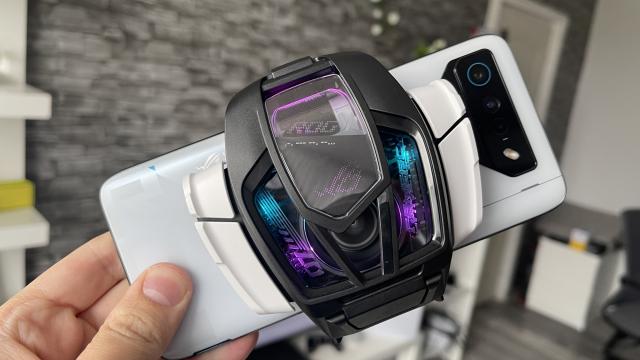 <b>ASUS ROG Phone 7 Ultimate: Hardware pregătit de gaming prelungit, stocare și RAM cât cuprinde </b>ASUS ROG Phone 7 Ultimate este o bestie din punct de vedere hardware, ceea ce era și de așteptat ținând cont de numele pe care l-a primit acest dispozitiv. Marea diferență dintre Ultimate și modelul de bază are de-a face cu stocarea