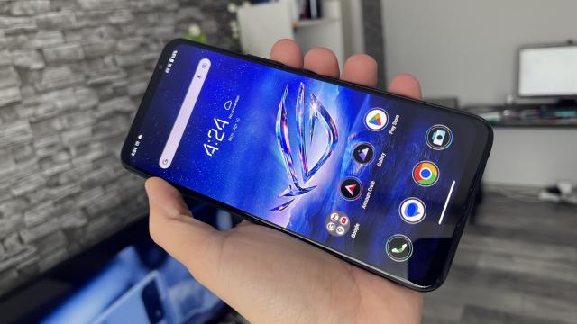 <b>ASUS ROG Phone 7 Ultimate: Autonomie de invidiat, primul smartphone testat cu peste 30 de ore de playback video</b>Smartphone-ul ASUS ROG Phone 7 Ultimate păstrează rețeta de succes a predecesorilor, astfel că merge tot pe un combo de 2x baterii de 3000 mAh fiecare - tehnica numită dual-cell, pentru un acumulator de 6000 mAh. Avem suport pentru alimentare 