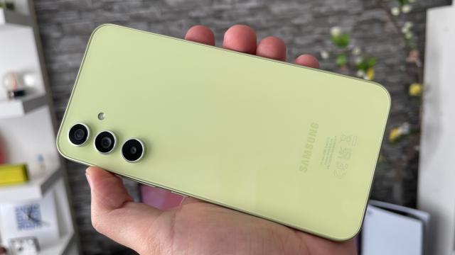<b>Samsung Galaxy A54: Un design familar, cu influențe de la flagship-ul S23 și acum cu sticlă în spate</b>Întotdeauna seria Galaxy A de la Samsung a adus influențe de la flagship-urile Galaxy S, iar modelul Samsung Galaxy A54 lansat în primăvara anului 2023 nu face excepție. Design-ul adoptat de acest terminal ai jura că este 1:1 cu nimeni altul