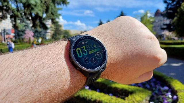 <b>Prezentare Garmin Forerunner 965 - Smartwatch de top pentru sportivi, cu o autonomie remarcabilă, de până la 23 de zile</b>Pe masa mea de teste, sau mai bine zis la încheietura mea, a ajuns recent un smartwatch de top din seria Forerunner de la Garmin. Este vorba despre Forerunner 965, model ce pune la bătaie o construcție premium ce implică butoane și ramă din titan