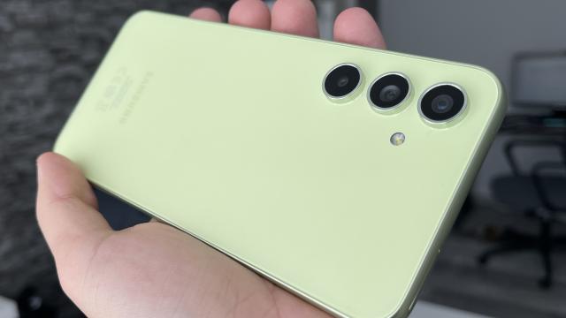 <b>Samsung Galaxy A54: Revenim la o cameră triplă care livrează un Night Mode "magic", selfie-uri și capturi wide de admirat pe orice ecran </b>Dacă acum un an-doi era la modă să ai cât mai multe camere foto integrate pe un telefon mid-range, acum producătorii încep să simplifice lucrurile și nu doar Samsung face asta, ci și rivalii săi. Un exemplu de simplificare este Samsung Galaxy A54 