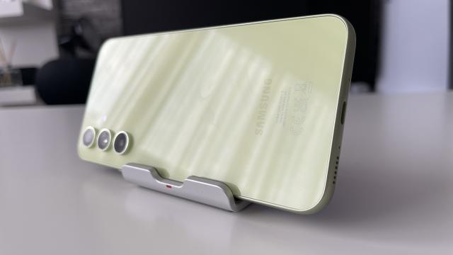 <b>Samsung Galaxy A54: Un setup de difuzoare stereo care nu te va dezamăgi la consum multimedia</b>Samsung ne-a obișnuit să ofere difuzoare stereo chiar și pe telefoanele din zona mid-range, iar Samsung Galaxy A54 nu face excepție, livrând un asemenea setup. Nu vorbim despre două difuzoare identice sus și jos precum la alte telefoane 