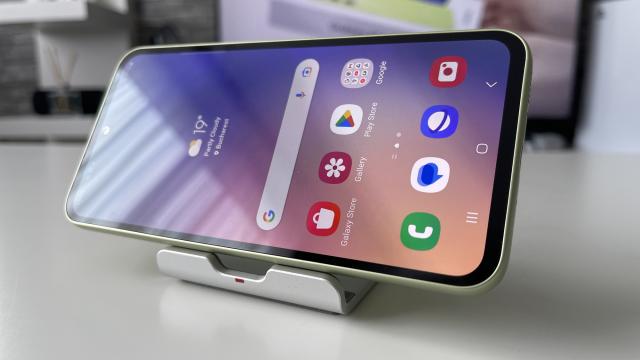 <b>Samsung Galaxy A54: OneUI 5.1 la posturi, familiar și extra customizabil + 4 ani fără griji, cu upgrade-uri majore Android </b>Samsung Galaxy A54 stă bine pe partea software, cu un One UI familiar și Android 13 preinstalat din fabrică. Nu ai cum să nu te simți ca acasă atunci când pui mâna pe telefon, iar legat de versiunea One UI, aici avem de-a face cu release-ul 