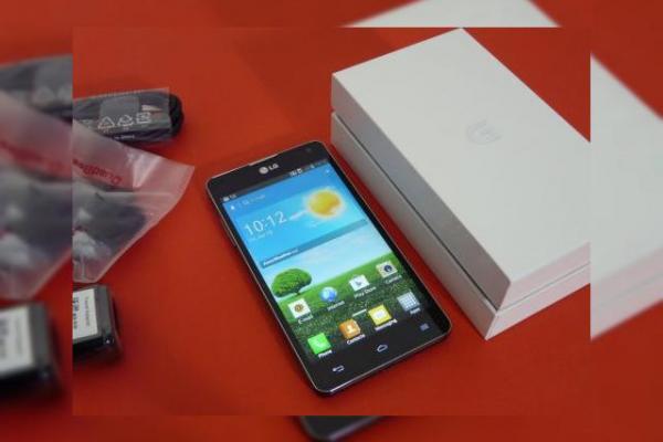 LG Optimus G unboxing: interfață interesantă, cutie cu textură de material textil (Video)
