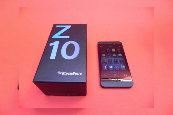 BlackBerry Z10 unboxing: scoatem din cutie agonia și extazul BlackBerry (Video)