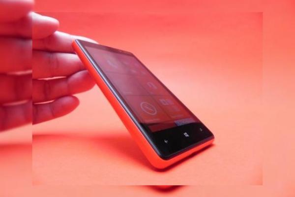 Review Nokia Lumia 820: Windows Phone cu valoare adăugată, design nu foarte atractiv (Video)