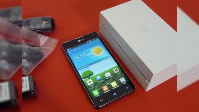 <b>LG Optimus G unboxing: interfață interesantă, cutie cu textură de material textil (Video)</b>în sfârșit a sosit și la noi în teste LG Optimus G, telefon considerat un soi de frate geamăn (mai bun) al lui Nexus 4. Acest model a intrat de curând în oferta operatorului Orange, care îl vinde pornind de la 159 de euro cu abonament Pantera 49....