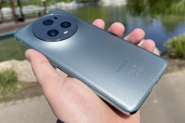 Honor Magic5 Pro: Design rafinat, ecran curbat și finisaj mat, excelent la construcție și aderență