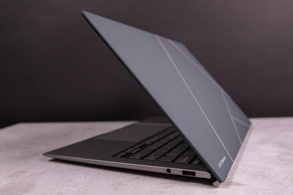 ASUS Zenbook S 13 OLED - Fotografii