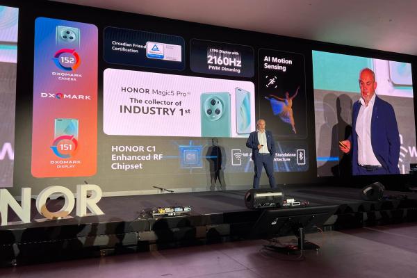 Honor Magic 5 Pro a debutat în România, alături de telefonul pliabil Magic Vs; Cum stă Honor la un an după intrarea în România?