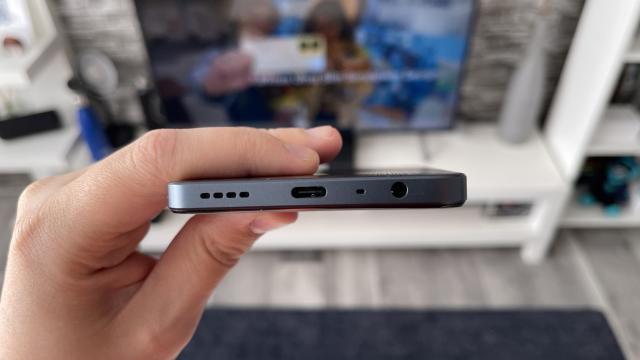 <b>realme C55: Acustică deși mono, foarte gălăgioasă, cu mod Ultra Volume 200% </b>Pe multe telefoane de buget vedem difuzoare stereo, dar sunt și excepții precum este cazul lui realme C55 care se mulțumește cu acustică mono. Găsim un singur difuzor la bază, flancat de microfon, portul USB-C și ceva de care ai putea 