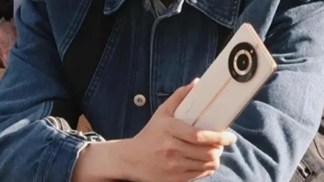 <b>realme 11 Pro+ 5G a fost fotografiat și surprinde printr-un design elegant; Vine în luna mai, cu senzor foto de 200 MP</b>realme a pornit ca sub-brand OPPO inițial, însă de ceva timp a devenit companie independentă. Ne-a surprins în ultimii 2 ani cu modele orientate mai mult spre publicul tânăr, gameri, lansând flagship-uri accesibile, dar și telefoane de buget cu dotări