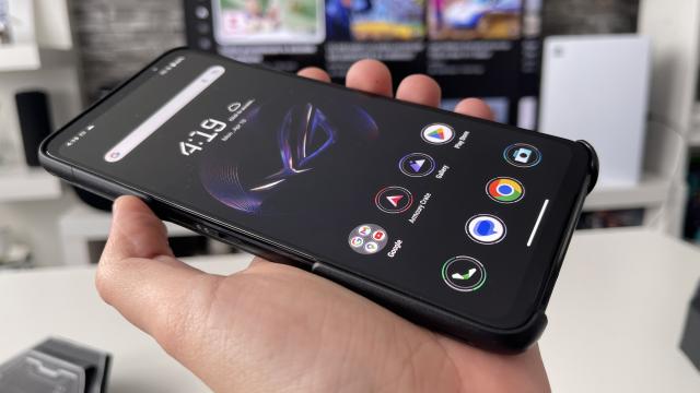 <b>ASUS ROG Phone 7D deja la orizont: va sosi cu procesor MediaTek Dimensity 9200+</b>De abia am scos din cutie şi testat telefonul ASUS ROG Phone 7 Ultimate şi deja putem vorbi despre următorul model din acest an, ASUS ROG Phone 7D. Au început să apară detalii şi zvonuri despre perioada în care va debuta

