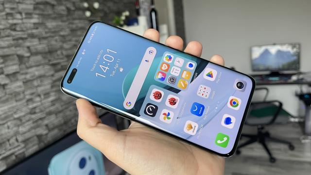 <b>Honor Magic5 Pro: Display de-a dreptul strălucitor, care sparge recorduri și primul LTPO OLED pentru Honor</b>Honor Magic5 Pro este un smartphone de-a dreptul magic, cu un ecran strălucitor, cel mai cel din toate testate aici la Mobilissimo. Vorbim despre un panou OLED cu diagonală de 6.81 inch ce oferă rezoluție Full HD+ de 2848 x 1312 pixeli, afișând imagini 