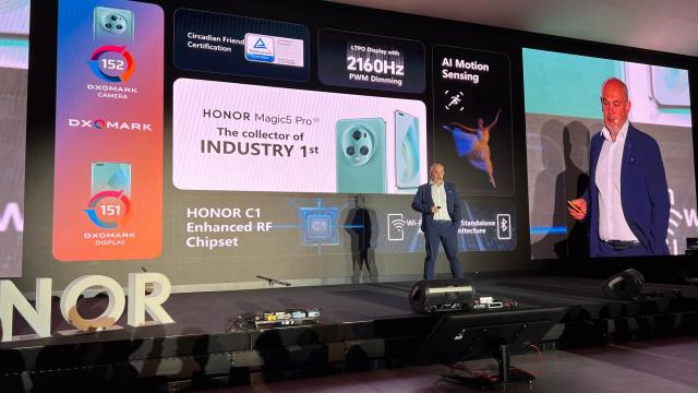 <b>Honor Magic 5 Pro a debutat în România, alături de telefonul pliabil Magic Vs; Cum stă Honor la un an după intrarea în România?</b>Pe 27 aprilie 2023 Honor a ţinut un eveniment oficial în România, mai precis la Bucureşti, pentru a marca debutul local al telefonului flagship Honor Magic 5 Pro. Noi pusesem mâna pe el la MWC 2023, în februarie în Barcelona, dar acum
