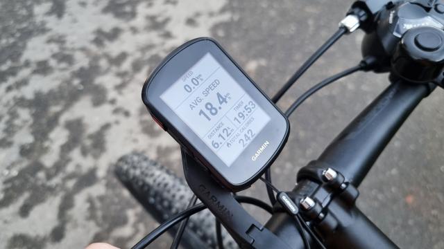 <b>Prezentare Garmin Edge 840 - Ciclocomputer cu GPS precis, un adevărat antrenor digital pentru ciclistul din tine</b>Garmin este un producător de tehnologii de navigare, dezvoltând de alungul timpului navigatoare concepute pentru diverse aplicații. În ultimii ani compania s-a concentrat intens și pe smartwatch-uri, dar în portofoliu au rămas echipamente de navigare