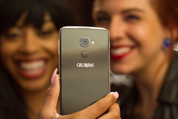Alcatel își aduce flagship-ul IDOL 4 Pro la vânzare pe plan european; rulează Windows 10 Mobile și costă 480 euro