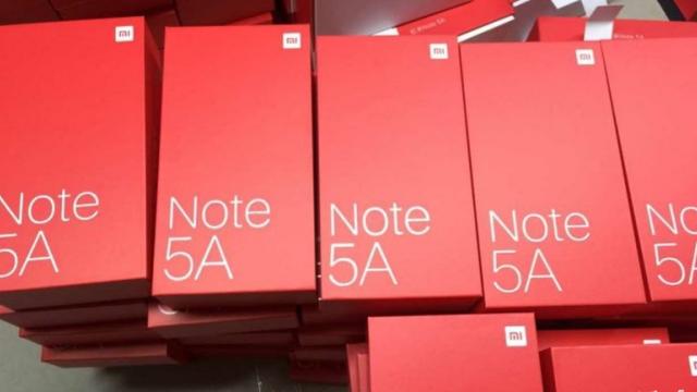 <b>Xiaomi Redmi Note 5A își prezintă ambalajul de retail; aflăm și câteva dintre dotările sale</b>Mâine pe data de 11 iulie cei de la Xiaomi ne pregătesc un eveniment de presă, unul în care ar putea debuta mai multe terminale mobile. Deja am primit un teaser referitor la debutul unui flagship cu procesor Snapdragon 835 și 6 GB RAM, iar astăzi ni se 