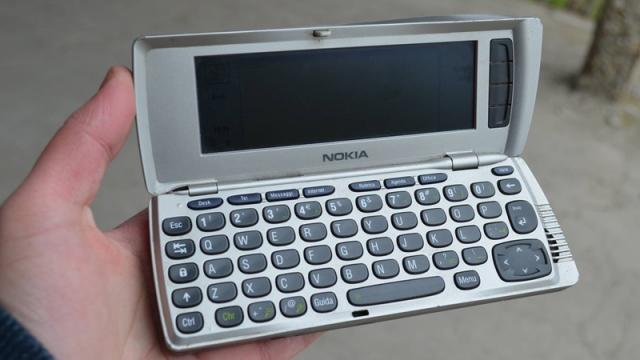 <b>Nokia 9210 Communicator RETROreview: proto-smartphone-ul care a început să îngroape PDA-urile e scos la lumină (Video)</b>Ne întoarcem astăzi privirea asupra unui clasic numit Nokia 9210 Communicator, o cărămidă a vremurilor demult apuse ce revine în scenă pentru a ne dezvălui cum se prezenta ideea de terminal axat pe productivitate fix în anul 2000 când 