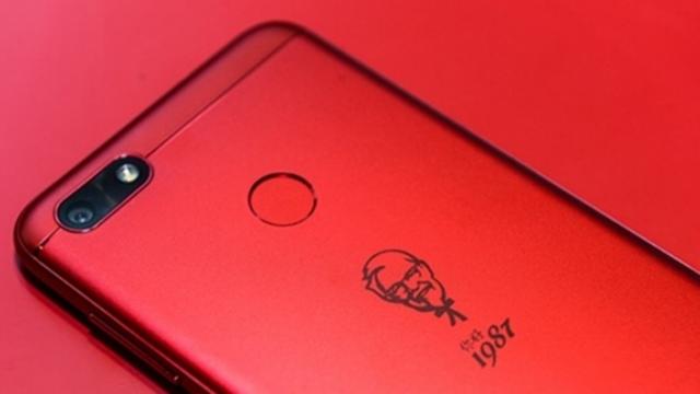 <b>Telefonul KFC e real şi e produs de Huawei; O ediţie limitată a terminalului ce rulează Android apare în China</b>După ce acum câțiva ani am auzit detalii despre un telefon Pepsi, iată că acum apare în ecuație și un telefon KFC, unul real în schimb. Acesta reprezintă rezultatul unei colaborări dintre Huawei și lanțul de fast food-uri, fiind vorba despre o versiune