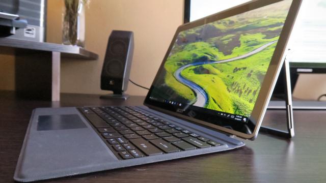 <b>Acer Switch 3 Review</b>Nu ne jucam noi prea des cu terminale 2 în 1, dar când o facem ne stârnesc interesul maxim. Avem în cazul lui Acer Switch 3 un produs destul de proaspăt, anunţat la final de aprilie şi pus în vânzare în această lună. Tableta 2 în 1 de faţă costă 499 de..