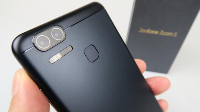 <b>ASUS ZenFone Zoom S Unboxing: primul ZenFone cu cameră duală înghesuie o mega baterie într-o talie mică (Video)</b>Era încă primăvara când testam ultimul model ZenFone şi acum iată-ne la mijlocul verii cu un alt terminal din această gamă. E vorba despre ASUS ZenFone Zoom S, pe care îl scoatem din cutie mai jos. Acesta este primul model ZenFone cu camera duala şi ca..